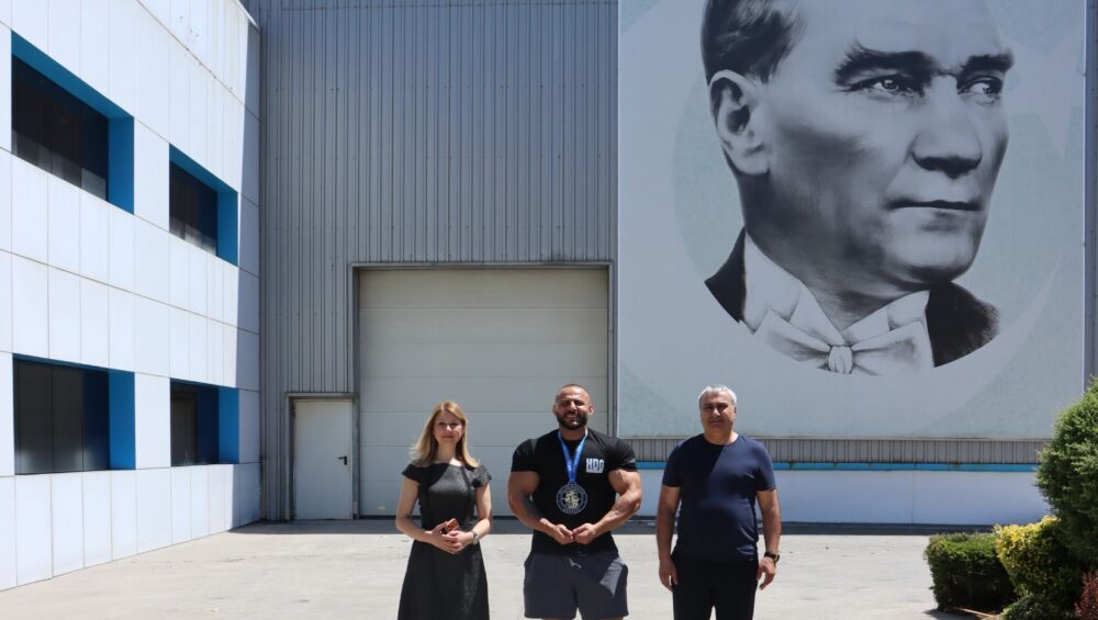 Milli Sporcumuzdan Hekim İlaç Tuzla Fabrikamıza Anlamlı Ziyaret